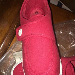 NEW TOTES TENNIS SHOES MADE OF CANVAS  PRETTY RED